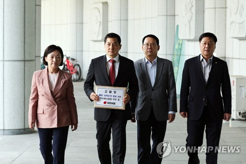 국민의힘 MBC 편파·조작방송 진상규명 태스크포스(TF) 박대출 위원장과 의원들이 29일 오후 서울 서초구 대검찰청에서 MBC에 대한 고발장을 접수하기 위해 민원실로 향하고 있다. 왼쪽부터 한무경 의원, 박 위원장, 윤두현·박대수 의원. [국회사진기자단]